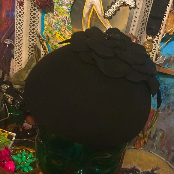 Vintage wool felt fascinator with monochromatic flower with leaves - Picture 4 of 9